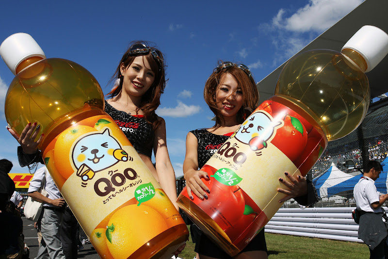 девушки Qoo с огромными бутылками на Гран-при Японии 2011