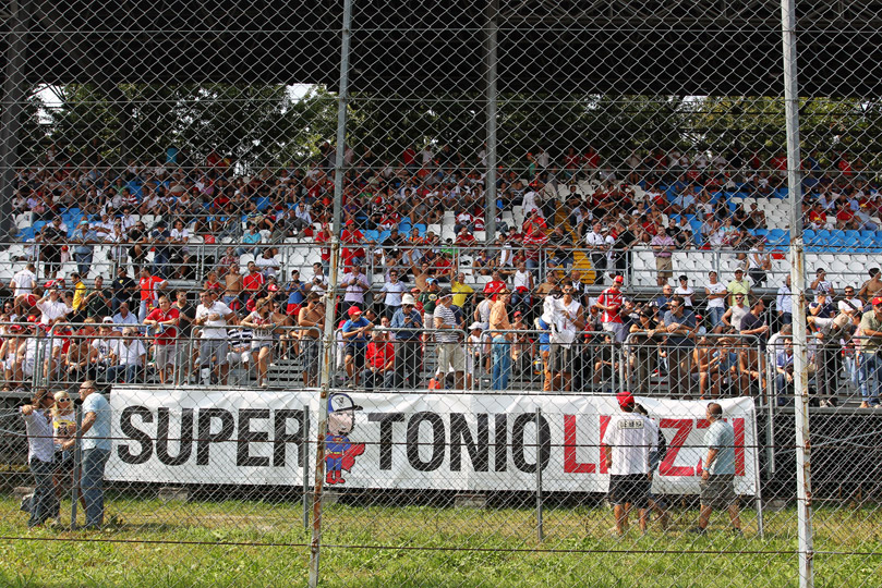 плакат болельщиков Витантонио Льюцци Super Tonio Liuzzi на Гран-при Италии 2011