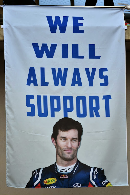 We will always support - баннер болельщиков в поддержку Марка Уэббера на трибуне Гран-при Кореи 2013