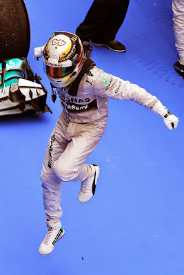 Льюис Хэмилтон парит в воздухе после победы на Гран-при Малайзии 2014