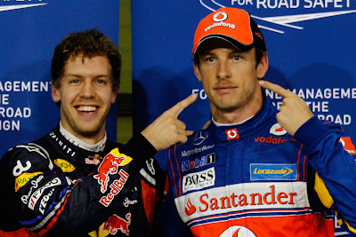 Себастьян Феттель и Дженсон Баттон с пальцами после квалификации на Гран-при Абу-Даби 2011