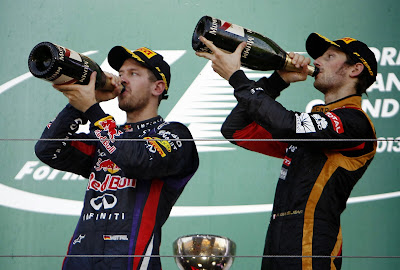 Себастьян Феттель и Ромэн Грожан синхронно пьют шампанское на подиуме Гран-при Японии 2013