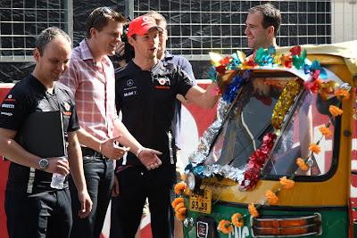 Дженсон Баттон и Джейк Хамфри перед индийской машинкой на Гран-при Индии 2011