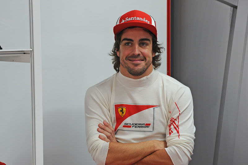 улыбающийся Фернандо Алонсо в боксах Ferrari на Гран-при Индии 2011
