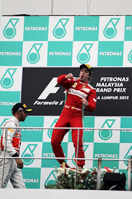 прыжок Фернандо Алонсо на подиуме Гран-при Малайзии 2012