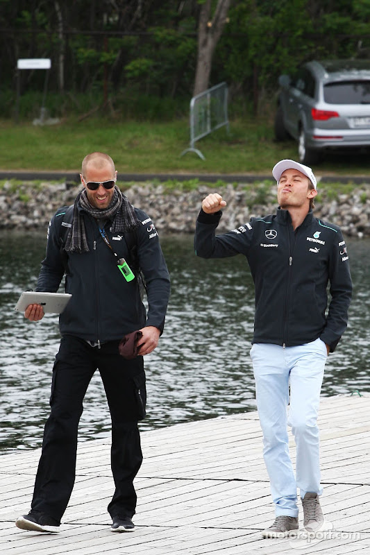Нико Росберг со своим тренером Daniel Schloesser прибывают на Гран-при Канады 2013