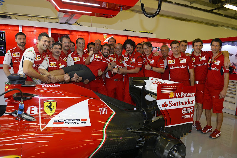 Фернандо Алонсо на руках механиков Ferrari в гараже на Гран-при Абу-Даби 2014