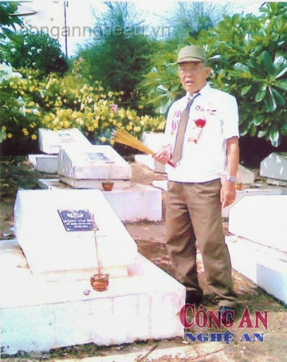 Ông Tăng Đình Thích - Cựu chiến sĩ cách mạng bị địch bắt tù đày tại nhà tù Phú Quốc (1969 - 1973) ra thắp hương mộ liệt sĩ đồng đội tại Nghĩa trang Phú Quốc (30/4/2008)