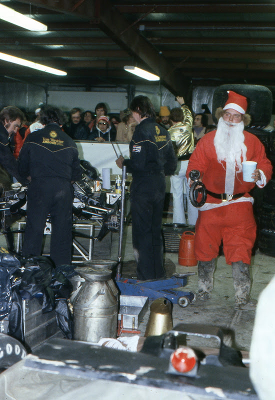 Санта-Клаус в гараже Arrows на Гран-при США 1979