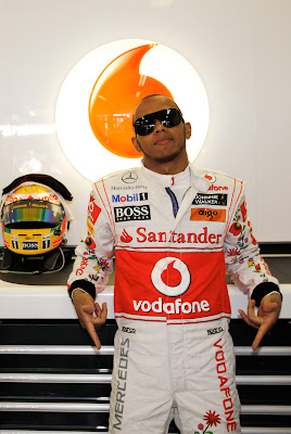 Льюис Хэмилтон в гараже McLaren на Гран-при Венгрии 2011 на трассе Хунгароринг
