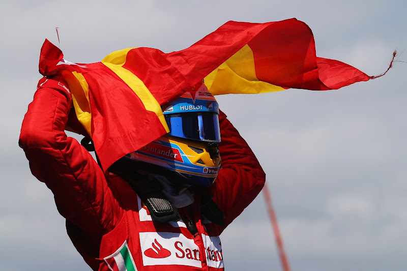 Фернандо Алонсо с испанским флагом на Гран-при Испании 2013