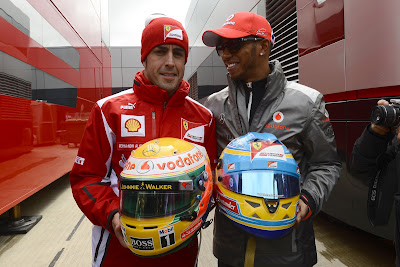 Фернандо Алонсо и Льюис Хэмилтон с шлемами на Гран-при Великобритании 2012