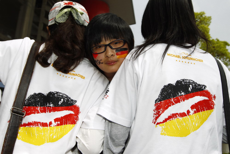 болельщицы Михаэля Шумахера в футболках с губами на Гран-при Китая 2012