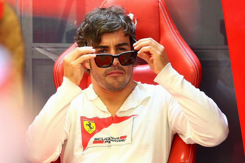 Фернандо Алонсо снимает солнцезащитные очки в гараже Ferrari на Гран-при Сингапура 2013