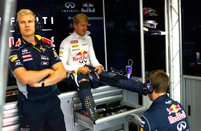 Себастьян Феттель и механик Red Bull между ног на Гран-при Бельгии 2013