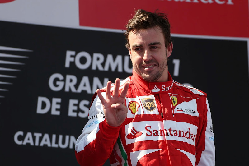 Фернандо Алонсо показывает четыре на подиуме Гран-при Испании 2013