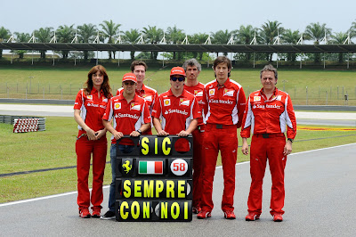 Фелипе Масса и Фернандо Алонсо вместе с механиками Ferrari в память о Марко Симончелли на Гран-при Малайзии 2012
