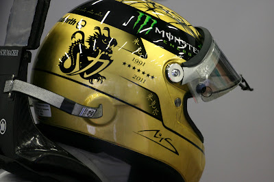 золотой шлем Михаэля Шумахера на Гран-при Бельгии 2011 вид сбоку