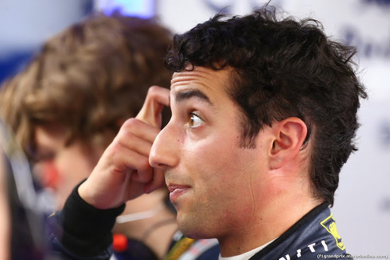 удивленный Даниэль Риккардо чешет лоб на Гран-при Монако 2014