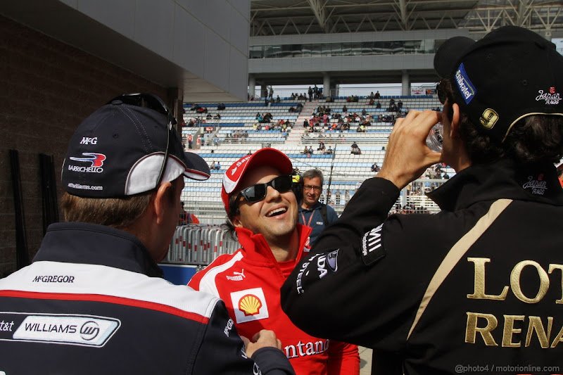 смеющийся Фелипе Масса и Рубенс Баррикелло с Бруно Сенной на Гран-при Кореи 2011