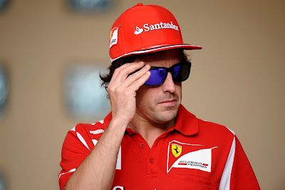 Фернандо Алонсо в солнцезащитных очках на Гран-при Бахрейна 2012