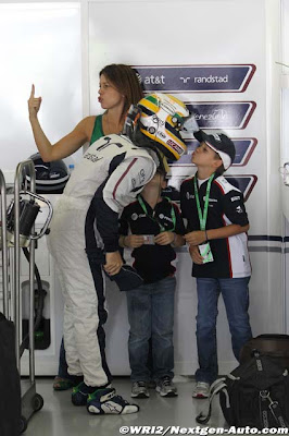 Рубенс Баррикелло целует сына и его жена показывает указательный палец на Гран-при Бразилии 2011
