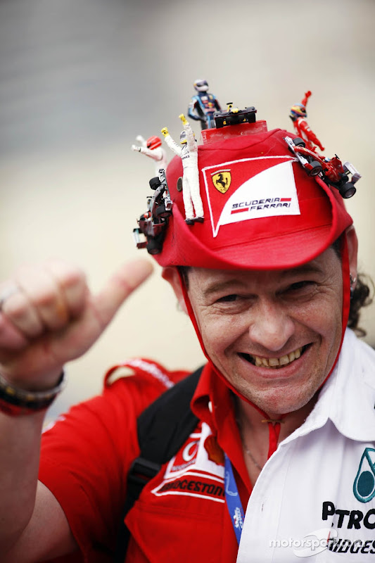 болельщики Ferrari и Mercedes в оригинальной шляпе с фигурками пилотов и болидов на Гран-при Монако 2012