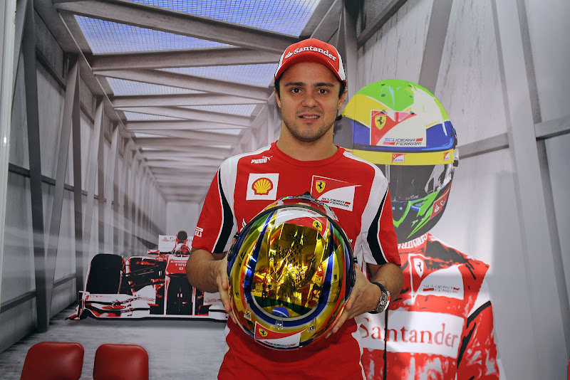 Фелипе Масса держит в руках золотой шлем на Гран-при Бразилии 2011
