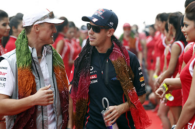 Михаэль Шумахер и Себастьян Феттель в индийских шарфах на параде пилотов Гран-при Индии 2012