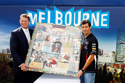 Марк Уэббер и оригинальная картина на Гран-при Австралии 2012