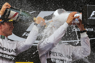 Нико Росберг обливает шампанским Льюиса Хэмилтона на подиуме Гран-при Испании 2014