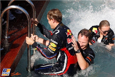 Кристиан Хорнер иСебастьян Феттель в бассейне Red Bull на Гран-при Монако 2011