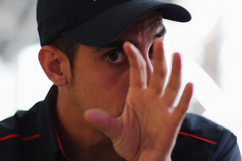 Себастьян Буэми дает интервью и активно жестикулирует на Гран-при Венгрии 2011