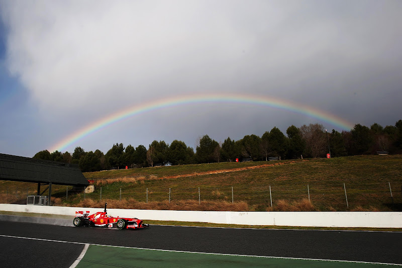 Фелипе Масса за рулем Ferrari и радуга на трассе Каталунья на предсезонных тестах 28 февраля 2013