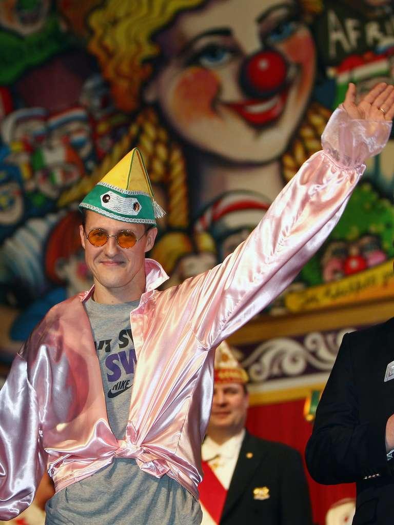 Михаэль Шумахер в колпаке и розовой блузке на карнавальной вечеринке в Кельне
