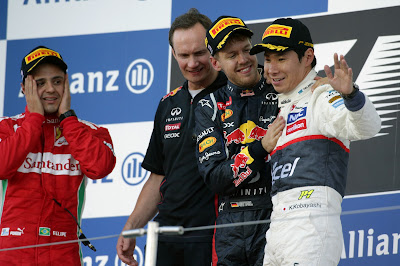 Фелипе Масса и обнимающиеся Себастьян Феттель и Камуи Кобаяши на подиуме Сузуки на Гран-при Японии 2012