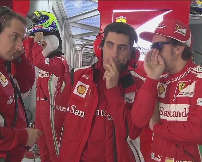Фернандо Алонсо шепчет что-то Андреа Стелле в боксах Ferrari на Гран-при Китая 2012