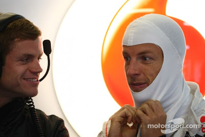 Дженсон Баттон и механик McLaren на Гран-при Германии 2011