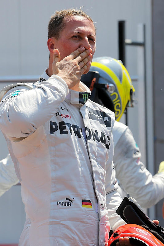 поцелуй Михаэля Шумахера болельщикам после квалификации на Гран-при Монако 2012