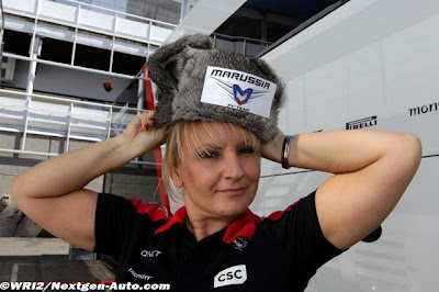 сотрудница команды Marussia в шапке-ушанке на Гран-при Испании 2012