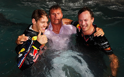 Дэвид Култхард вместе с Себастьяном Феттелем и Кристианом Хорнером в бассейне на Гран-при Монако 2011