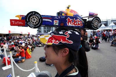 болельщица Марка Уэббера с болидом Red Bull на кепке на Гран-при Японии 2012