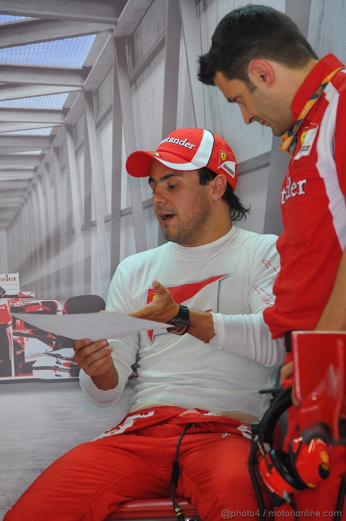 Фелипе Масса изучает информацию на бумажке с механиком на Гран-при Италии 2011