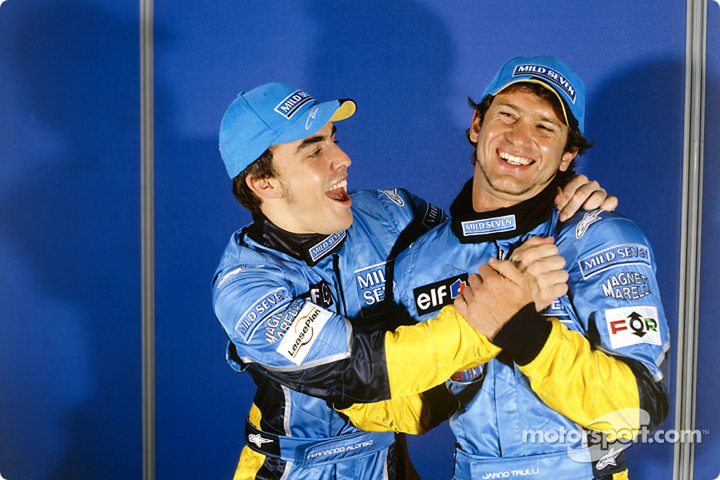 Фернандо Алонсо и Ярно Трулли празднуют первый ряд на Гран-при Малайзии 2003 на трассе Куала-Лумпур