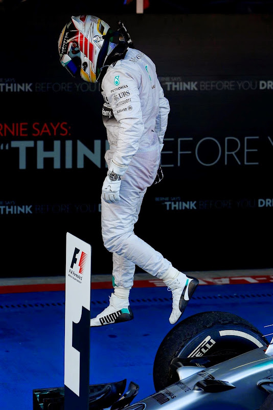 Льюис Хэмилтон спрыгивает со своего Mercedes после победы в Сочи на Гран-при России 2014
