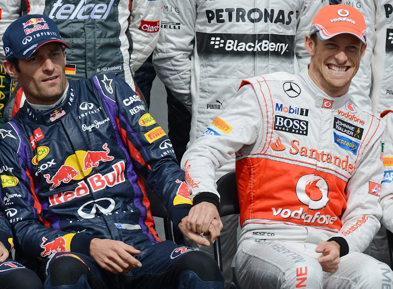 Дженсон Баттон тащит руку Марка Уэббера на фотосессии пилотов на Гран-при Австралии 2013