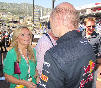 Джерри Холливел и Эдриан Ньюи на пит-лейне перед гонкой на Гран-при Монако 2011