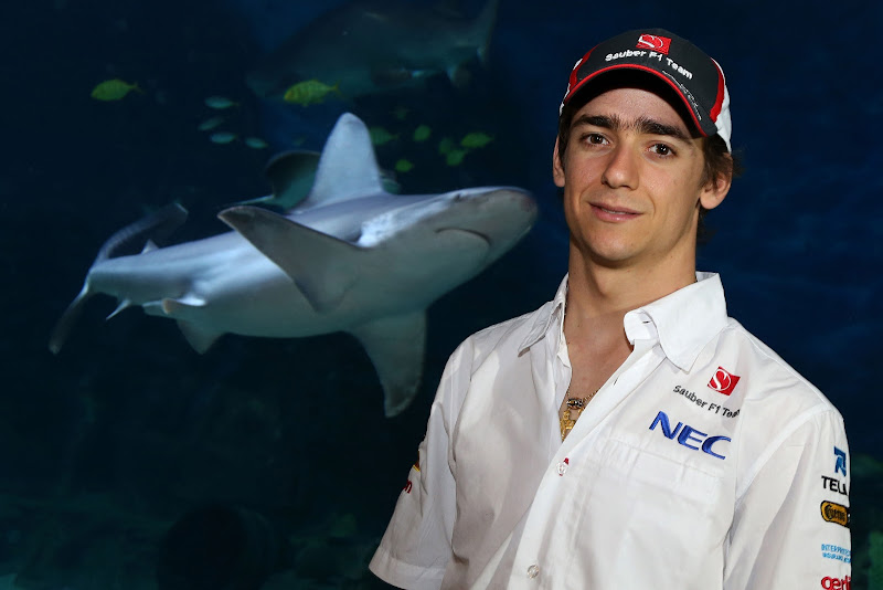 Эстебан Гутьеррес в океанариуме на фоне акулы перед Гран-при Австралии 2013
