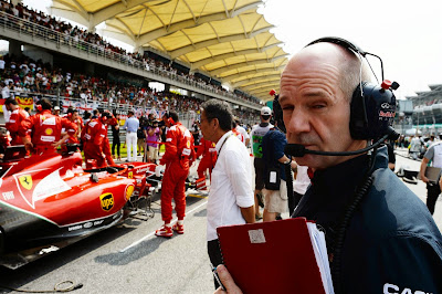 Эдриан Ньюи на стартовой решетке наблюдает за Ferrari на Гран-при Малайзии 2014