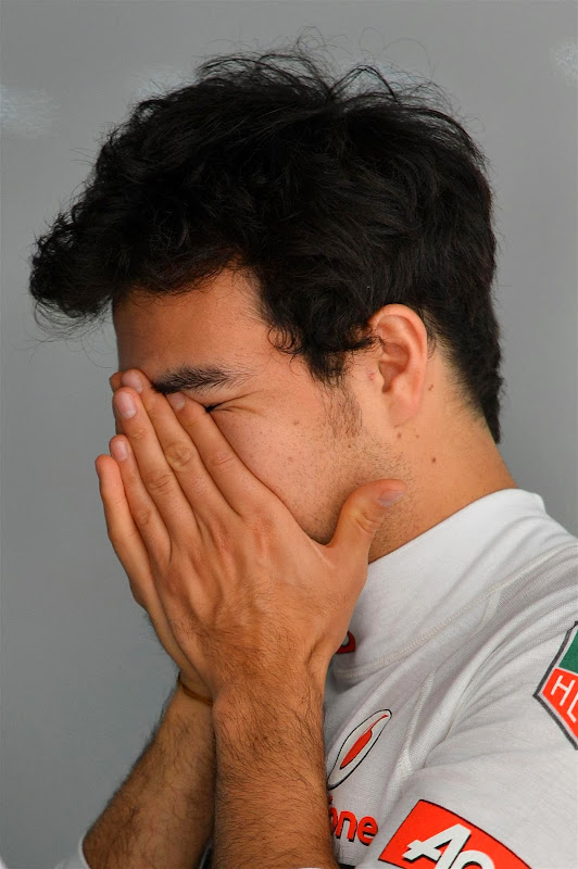 Серхио Перес потирает лицо на Гран-при Индии 2013
